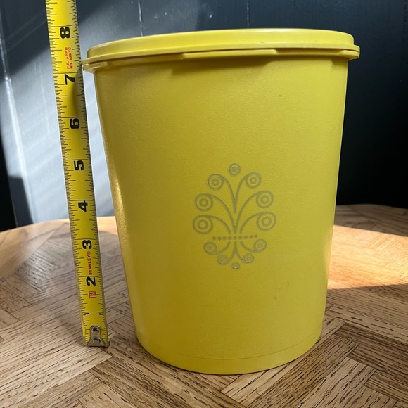 Vintage Tupperware canister with sunburst lid in daffodil yellow; large - Picture 3 of 6
